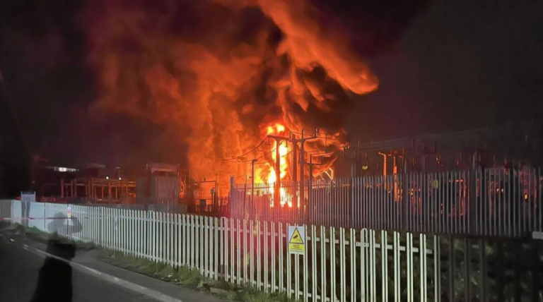 Aeroporto de Londres anuncia fechamento após incêndio em estação de energia Aeroporto de Londres anuncia fechamento após incêndio em estação de energia
