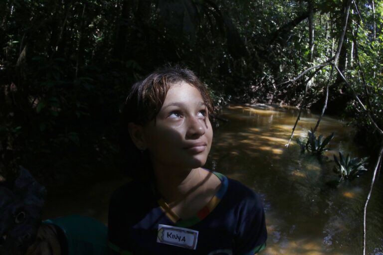 Visita ao último igarapé limpo de Manaus emociona estudantes