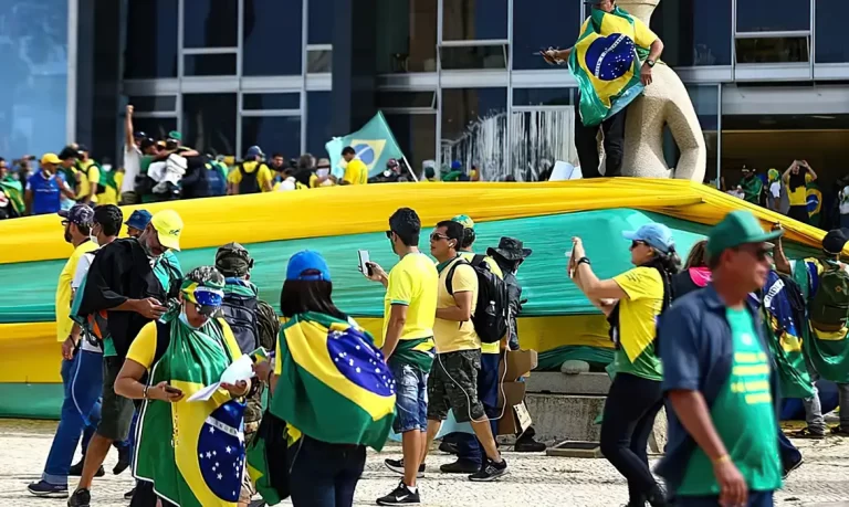 Jornalistas da Folha sofrem ataques e ameaças nas redes por cobertura do 8/1
