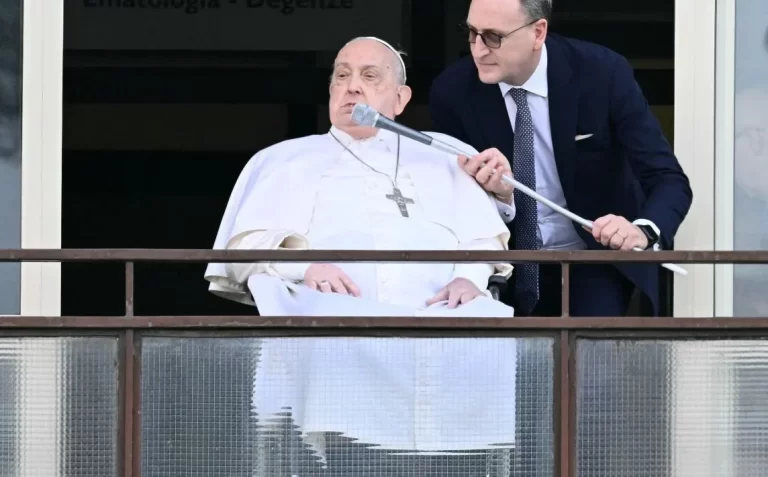 Papa Francisco deixa o hospital após quase 40 dias internado