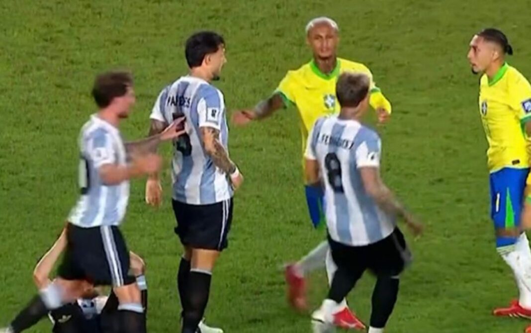 Vídeo: Otamendi provoca Raphinha após polêmica: “Fala menos” Vídeo: Otamendi provoca Raphinha após polêmica: “Fala menos”