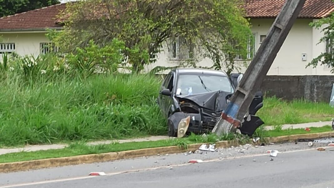 Discussão termina com carro batido em poste e mulher esfaqueada em Guaramirim Discussão termina com carro batido em poste e mulher esfaqueada em Guaramirim
