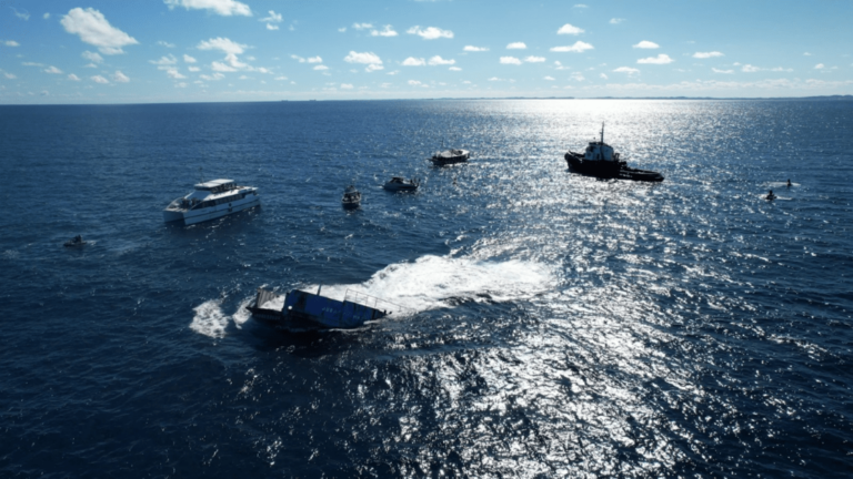 Embarcação é afundada no mar de Salvador para fomentar turismo de mergulho Embarcação é afundada no mar de Salvador para fomentar turismo de mergulho
