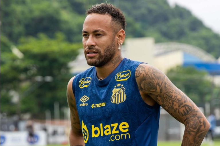 Neymar treina com Santos prevendo voltar na estreia do Brasileirão