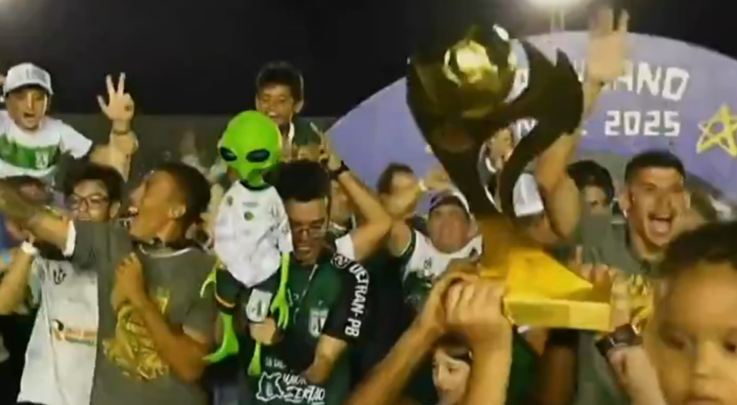 Troféu do Campeonato Paraibano quebra durante comemoração do Sousa Troféu do Campeonato Paraibano quebra durante comemoração do Sousa