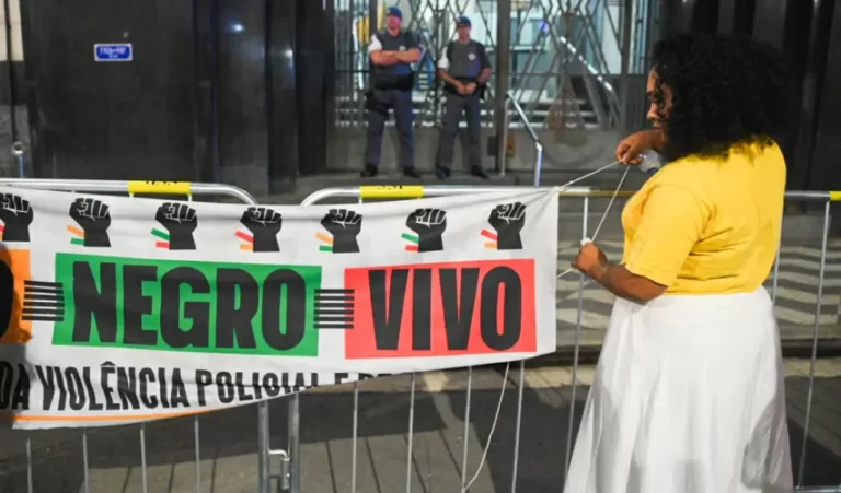 Movimentos sociais pedem demissão de Derrite em ato contra violência policial