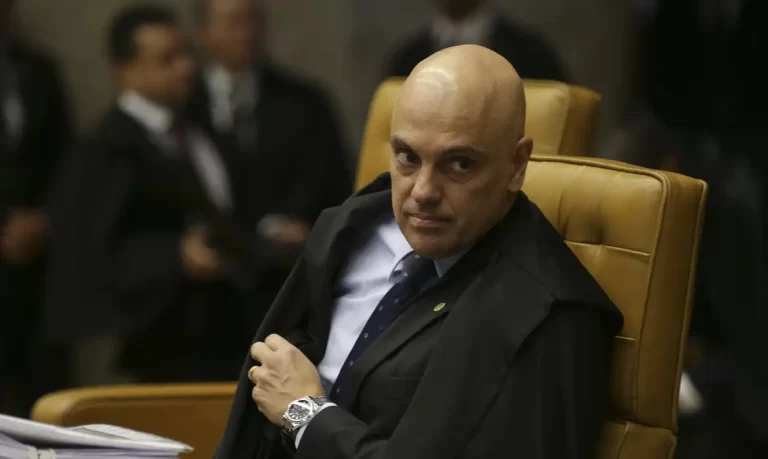 Descartado e trocado por Tarcísio, Bolsonaro vira réu na pior fase