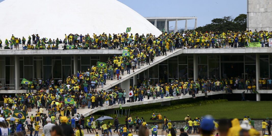Moraes concede prisão domiciliar a condenado do 8/1 com câncer Moraes concede prisão domiciliar a condenado do 8/1 com câncer