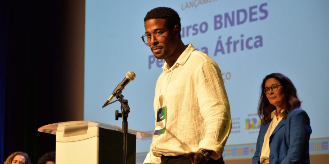 Arquiteto negro 1º colocado geral no BNDES defende cota em concursos Arquiteto negro 1º colocado geral no BNDES defende cota em concursos