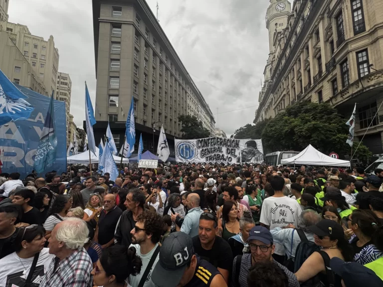 Sob Milei, multidão lota Praça de Maio em protesto contra ditadura na Argentina