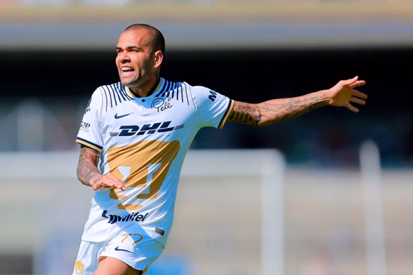 Daniel Alves pretende processar ex-clube por danos morais. Entenda Daniel Alves pretende processar ex-clube por danos morais. Entenda