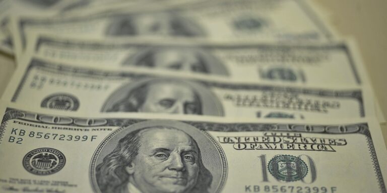 Dólar sobe para R$ 5,75 com tarifas de Trump e declarações de Haddad