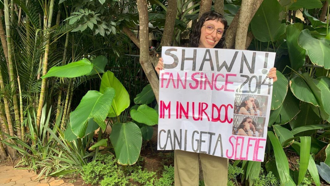 Fã que já esteve em documentário de Shawn Mendes tenta selfie com o cantor Fã que já esteve em documentário de Shawn Mendes tenta selfie com o cantor