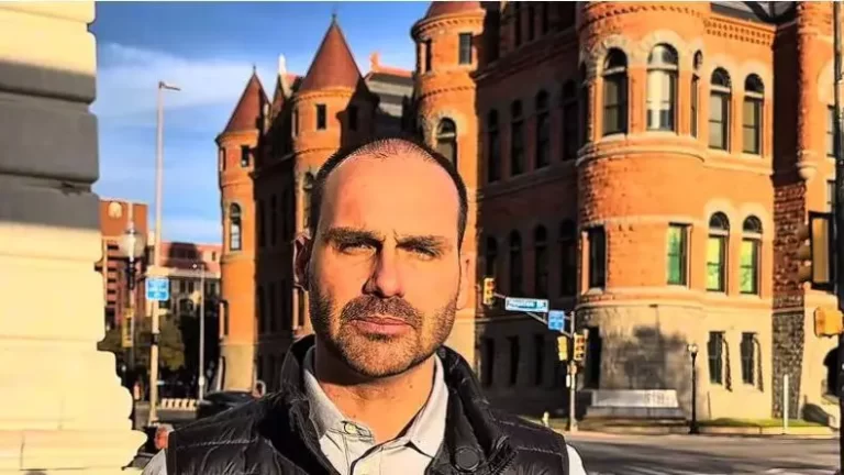 Plano de Eduardo Bolsonaro contra Moraes nos EUA inclui processo no Departamento de Justiça