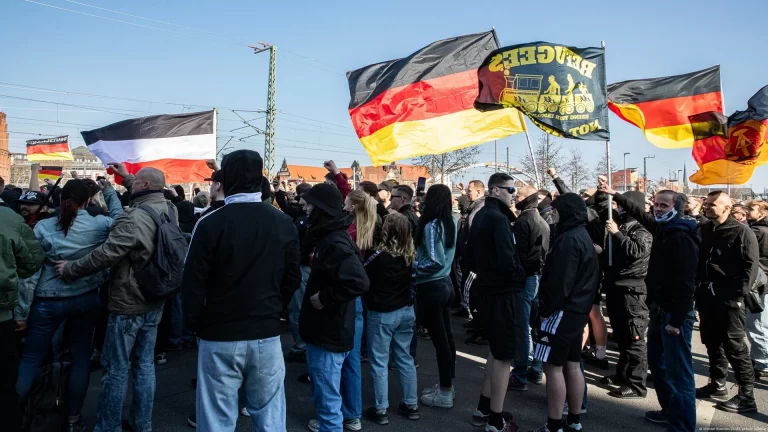 Manifestação neonazista em Berlim é cercada por antifas e impedida de seguir