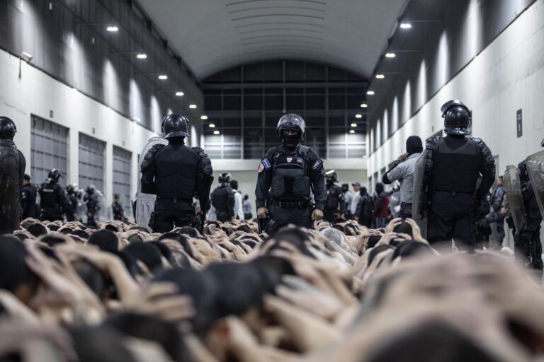 EUA transferem 17 supostos criminosos para El Salvador