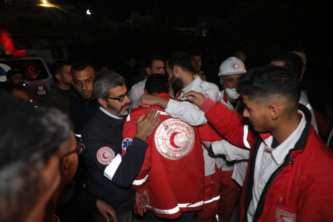 Corpos de médicos e socorristas mortos por Israel são encontrados Corpos de médicos e socorristas mortos por Israel são encontrados
