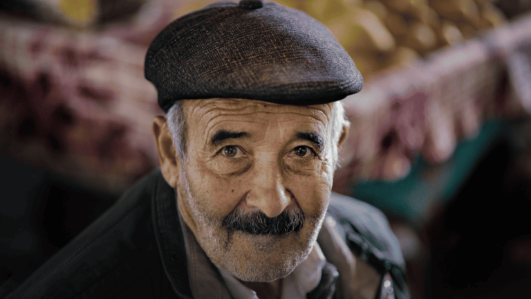 Você sabia que idosos podem ter um cheiro diferente? Entenda o porquê