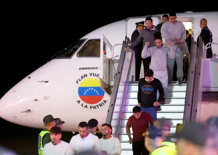Familiares pedem justiça para venezuelanos deportados e relatam prisão nos EUA