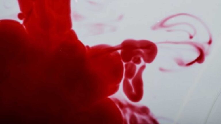 É possível suar sangue? A medicina explica esse caso raro