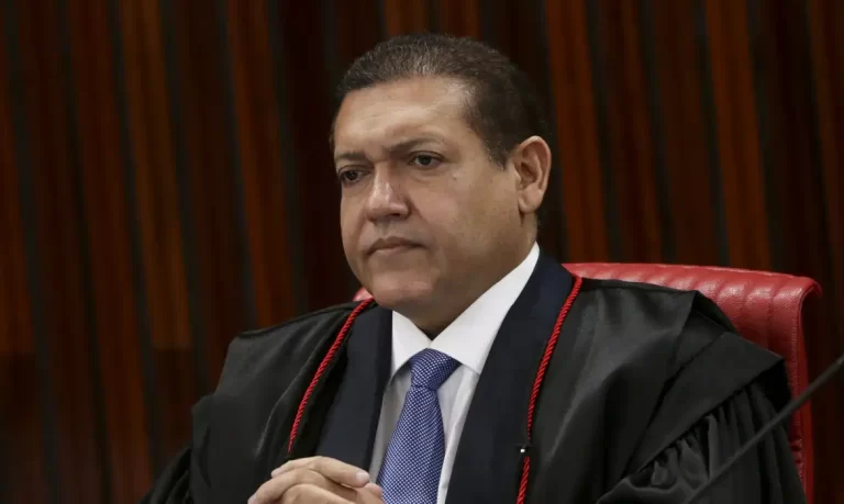 Ministro Nunes Marques interrompe julgamento de Carla Zambelli