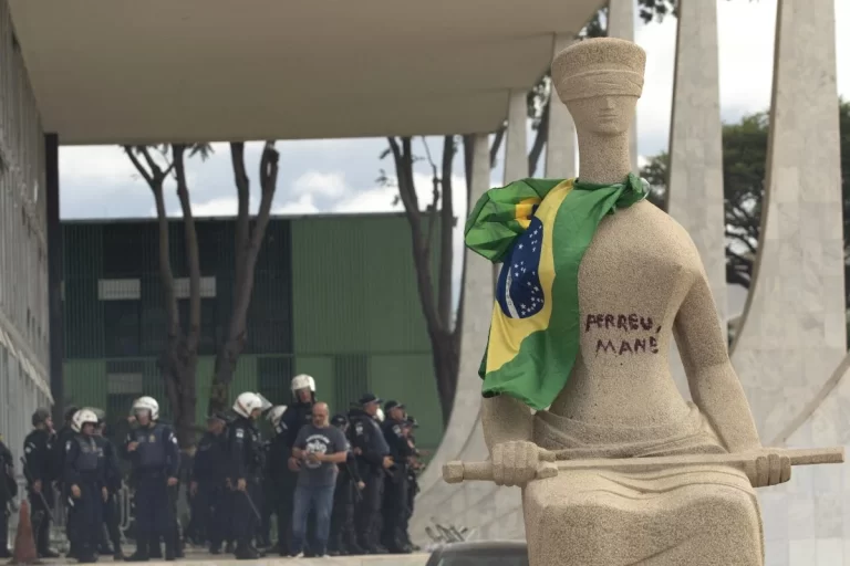 Imprensa brinca com a fera do bolsonarismo, que ataca jornalistas