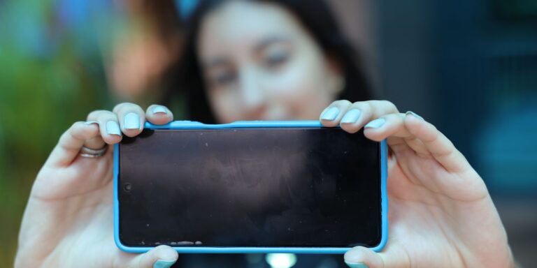 Conselho de Educação edita diretrizes sobre celular em sala de aula