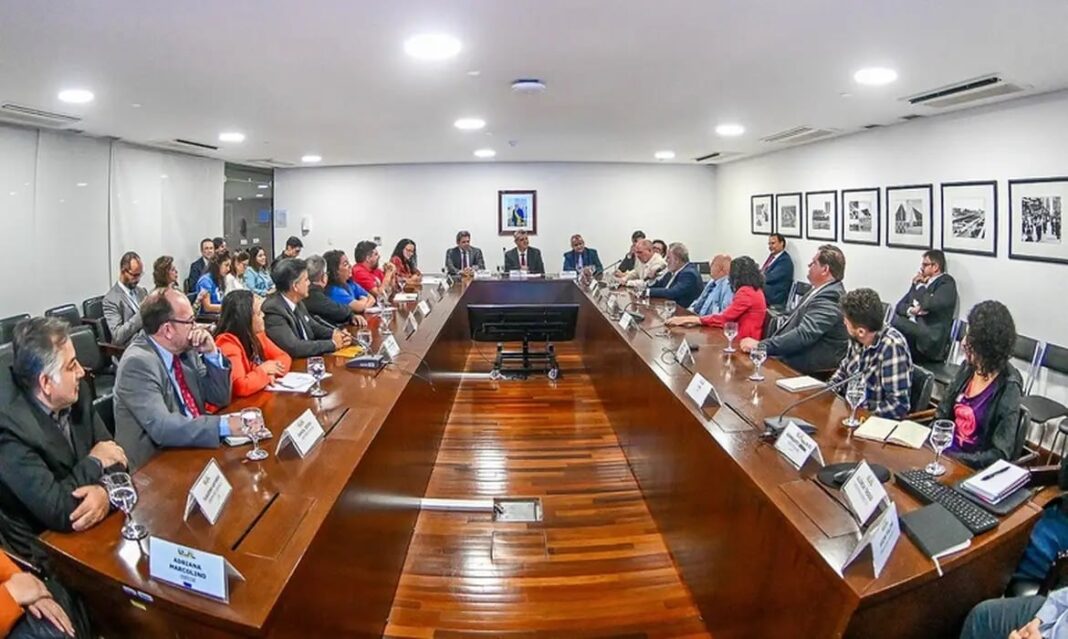 Centrais sindicais se reúnem com Haddad e pedem isenção de Imposto de Renda sobre PLR – Política – CartaCapital Centrais sindicais se reúnem com Haddad e pedem isenção de Imposto de Renda sobre PLR – Política – CartaCapital