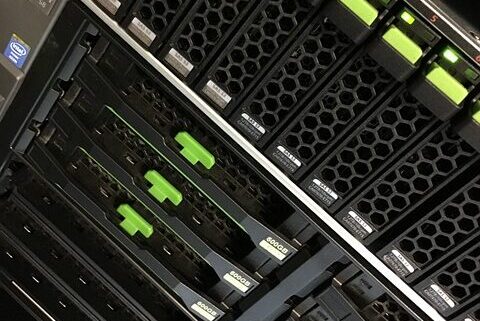 Nova falha de BMC da AMI expõe servidores a hackers