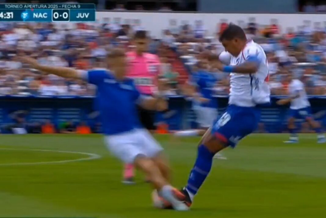 Vídeo: zagueiro faz falta brutal e é expulso de jogo no Uruguai Vídeo: zagueiro faz falta brutal e é expulso de jogo no Uruguai
