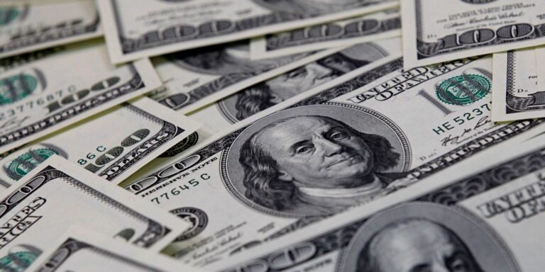 Dólar sobe para R$ 5,66 com medidas sobre IOF Dólar sobe para R$ 5,66 com medidas sobre IOF