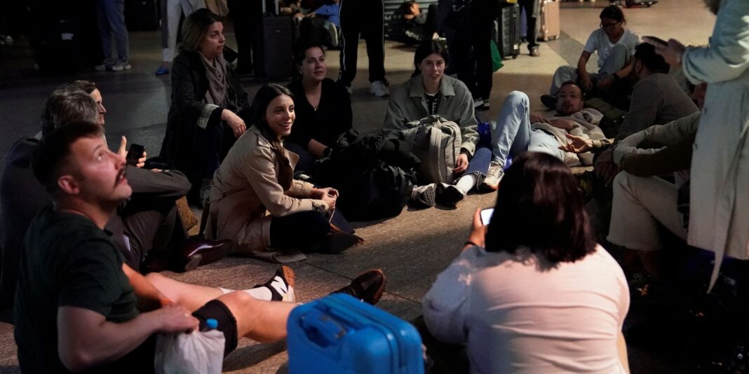 Apagão: brasileiro que mora em Madri relata fila em mercados Apagão: brasileiro que mora em Madri relata fila em mercados