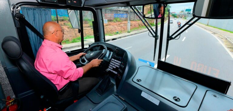 Cobradores de ônibus de Manaus reivindicam direito de exercer a profissão