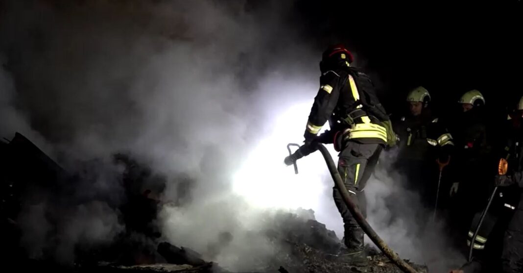 Ataque de drones russos mata ao menos quatro pessoas e fere 35 na Ucrânia Ataque de drones russos mata ao menos quatro pessoas e fere 35 na Ucrânia