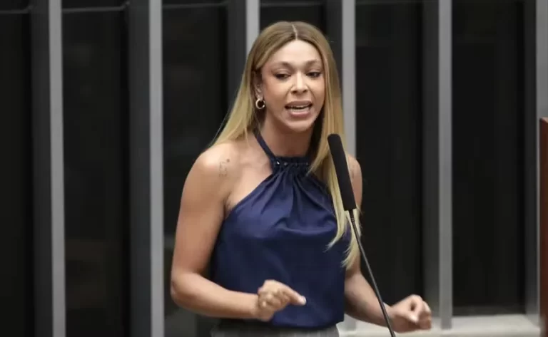 governo dos EUA altera gênero de Erika Hilton para masculino em visto