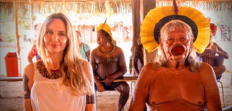 Cacique Raoni recebe atriz Angelina Jolie em terra indígena no Mato Grosso