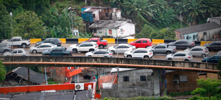 Com quase 1 milhão de veículos, trânsito em Manaus enfrenta dificuldades