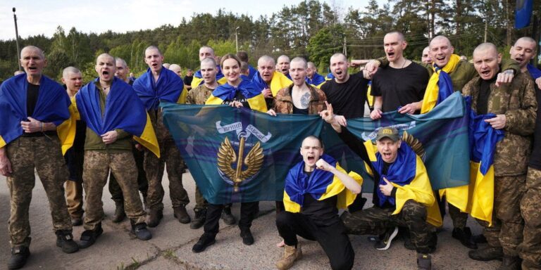 Rússia e Ucrânia libertam 390 prisioneiros cada em primeira troca Rússia e Ucrânia libertam 390 prisioneiros cada em primeira troca