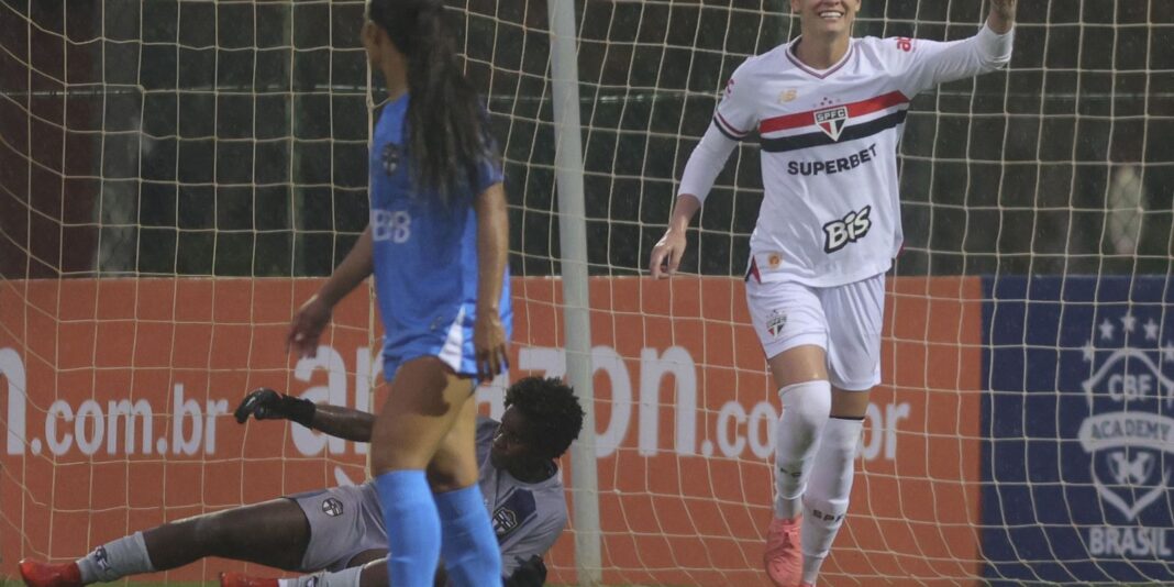 São Paulo goleia para assumir 3ª colocação do Brasileiro Feminino São Paulo goleia para assumir 3ª colocação do Brasileiro Feminino