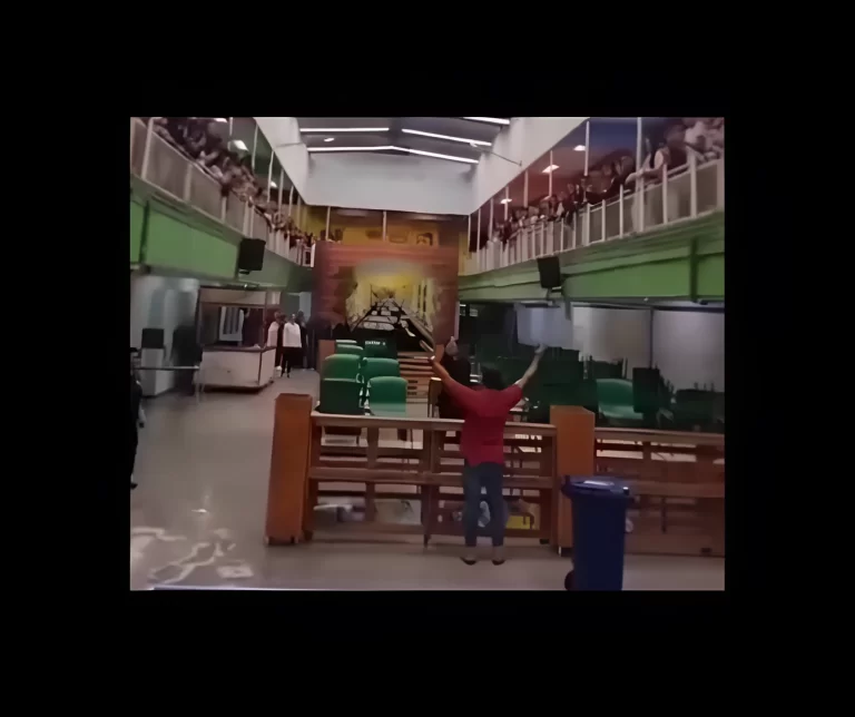 Diretor de escola afastado pela Prefeitura de SP recebe homenagem dos alunos; veja o vídeo Diretor de escola afastado pela Prefeitura de SP recebe homenagem dos alunos; veja o vídeo