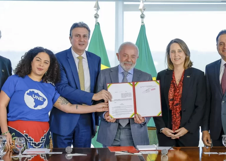 Ensino a distância no Brasil é falsa democratização, defende professor da USP
