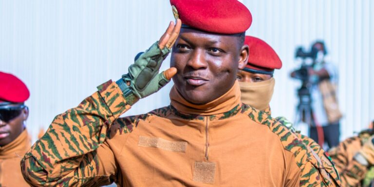 Líder anti-imperialista em Burkina Faso, Traoré se destaca na África Líder anti-imperialista em Burkina Faso, Traoré se destaca na África