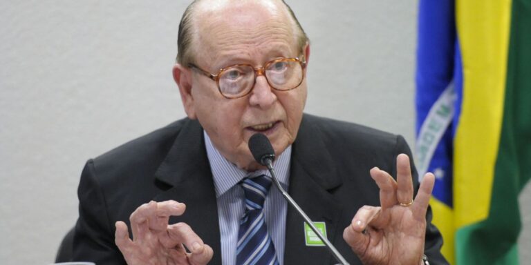 Morre no Rio, aos 97 anos, o escritor e gramático Evanildo Bechara Morre no Rio, aos 97 anos, o escritor e gramático Evanildo Bechara