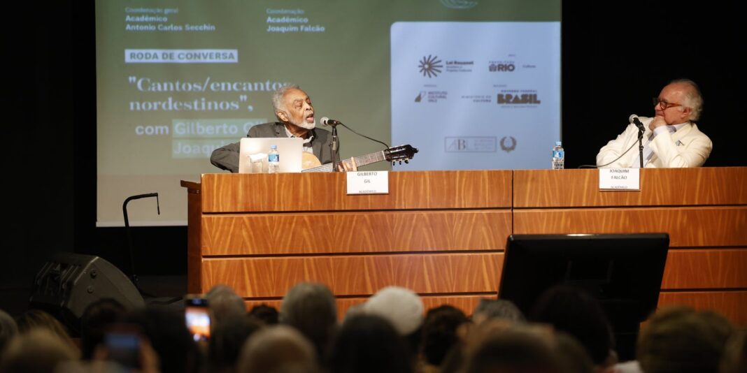 Encontro sobre Suassuna transforma-se em show de Gilberto Gil na ABL Encontro sobre Suassuna transforma-se em show de Gilberto Gil na ABL
