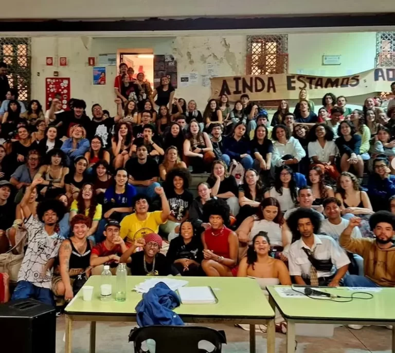 estudantes pedem melhorias após denúncias de precarização e racismo