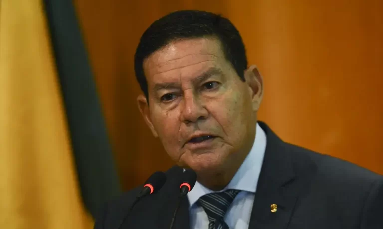 Mourão nega ao STF relato de Cid e diz que desconhecia pressão golpista sob Bolsonaro