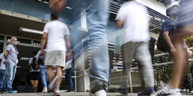 Estudantes da rede pública terão pré-inscrição automática no Enem Estudantes da rede pública terão pré-inscrição automática no Enem