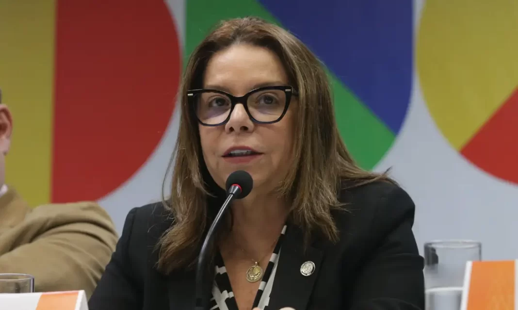 Estudantes devem buscar alternativa aos EUA, diz presidente da Capes Estudantes devem buscar alternativa aos EUA, diz presidente da Capes