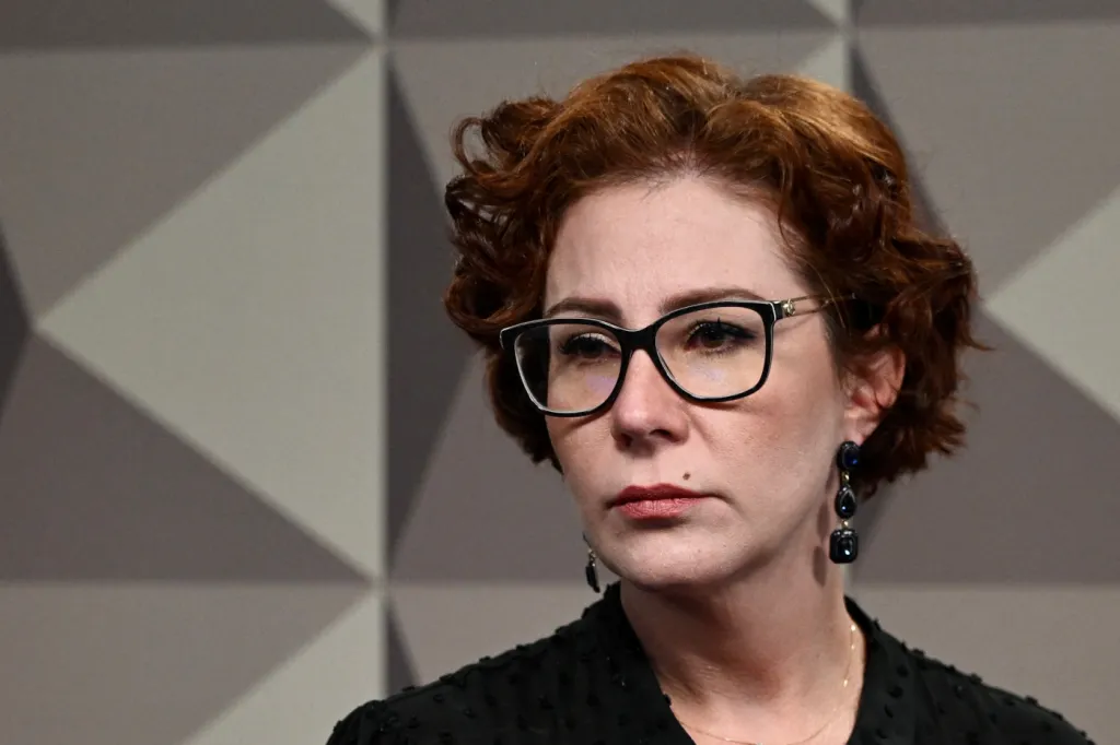 Prisão de Zambelli e racha no bolsonarismo acirram tensão entre política e Justiça, avalia especialista Prisão de Zambelli e racha no bolsonarismo acirram tensão entre política e Justiça, avalia especialista