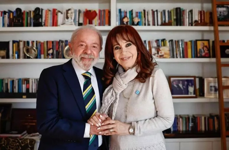 Lula visita Cristina Kirchner em prisão domiciliar e publica mensagem de apoio: ‘Siga firme em sua luta por justiça’ Lula visita Cristina Kirchner em prisão domiciliar e publica mensagem de apoio: ‘Siga firme em sua luta por justiça’